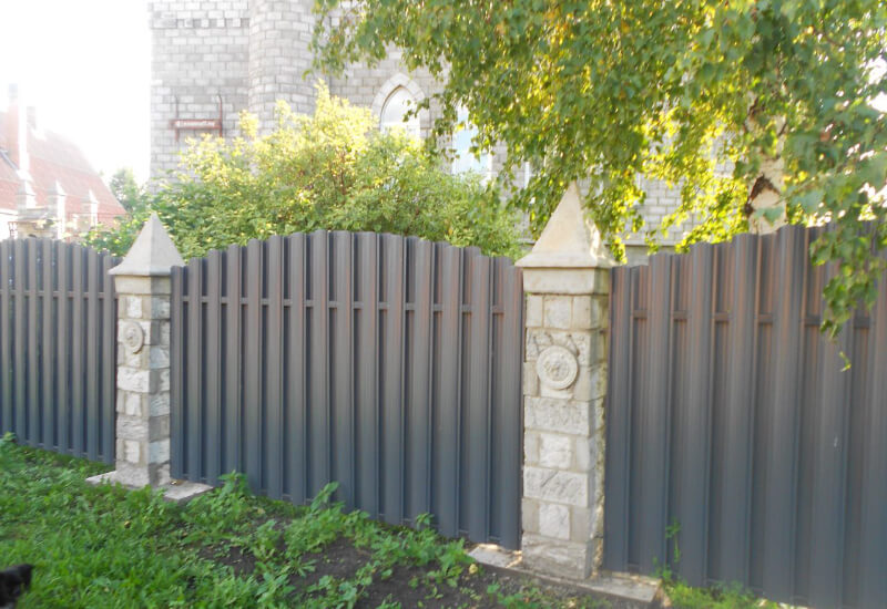  Забор из евроштакетника серого со светлыми столбами Караганда фото 2