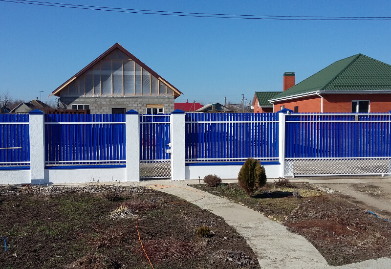 Забор из металлоштакетника синего с белыми столбами в Караганде фото 2