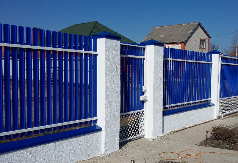 Забор из штакетника цвет RAL5002 синий двусторонний в Караганде фото 3