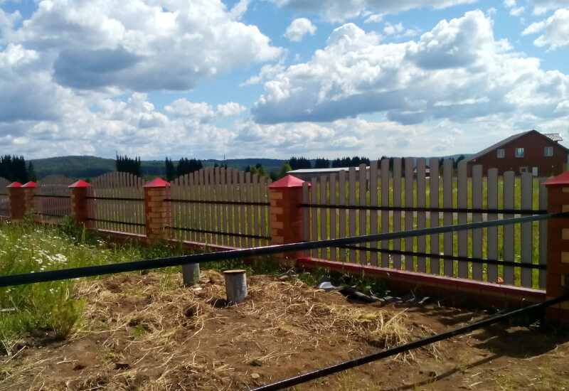Забор из евроштакетника RAL3003 рубин, секция горкой в Караганде фото 1