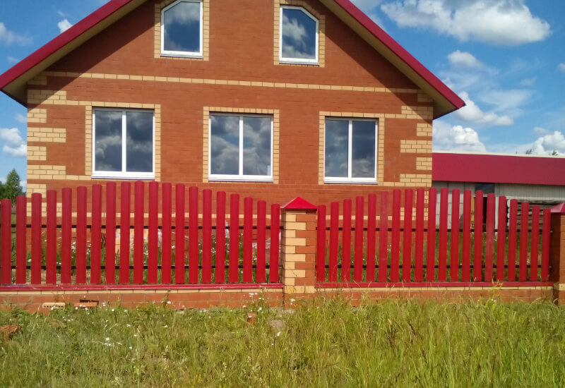 Забор из металлоштакетника цвета рубин с кирпичными столбами в Караганде фото 2
