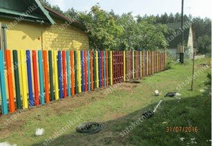 Фото забора из разноцветного штакетника широкого в Караганде