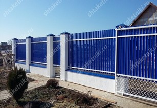 Фото забора из синего штакетника в Караганде